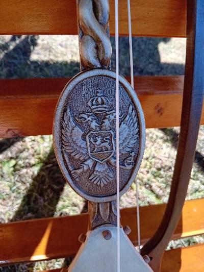 Gusle sa orlom (grb Crne Gore, manastir Ostrog)