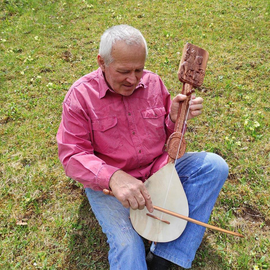 FOTO - MOJKOVČANIN čuvar istorije: Već 40 godina GUSLE izrađuje na tradicionalan način